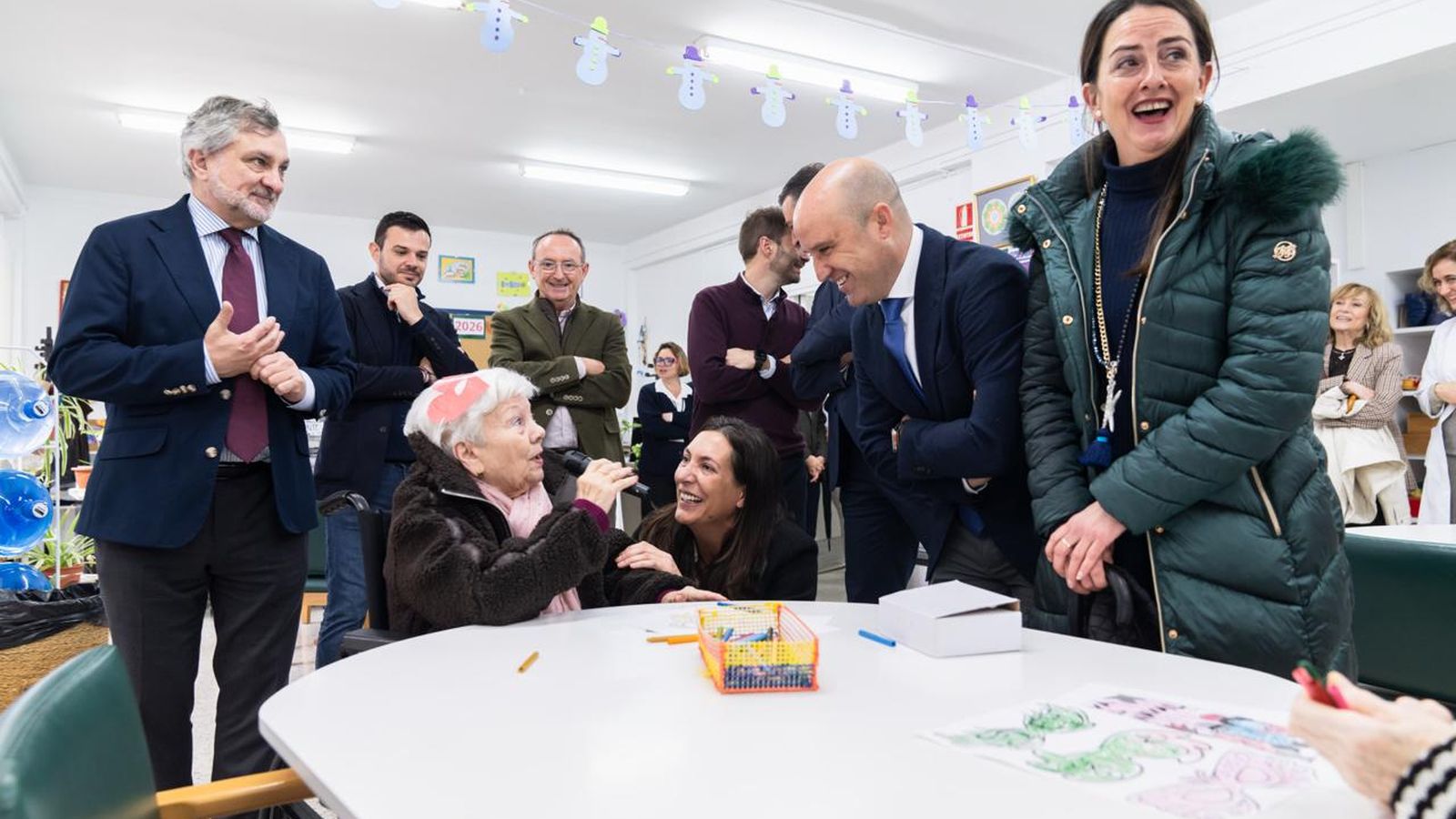 Alcaina y López conversan con una residente.