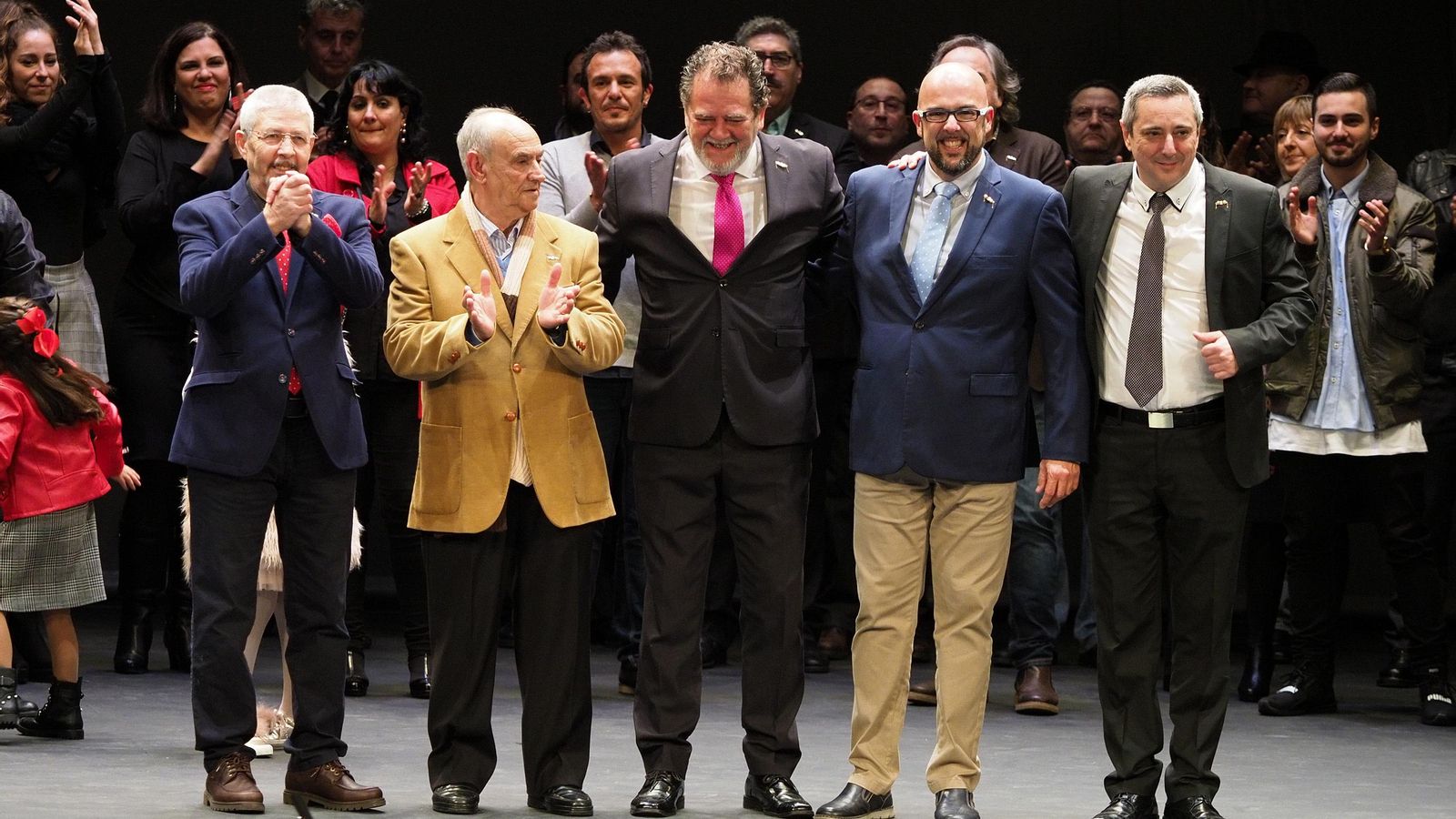 Sibón, el primero por la derecha, tras recibir en 2018 el Antifaz de Oro.