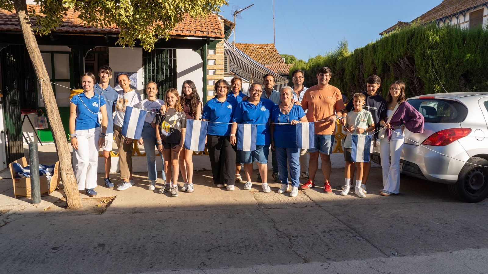 Familias y vecinos en los talleres de decoración.