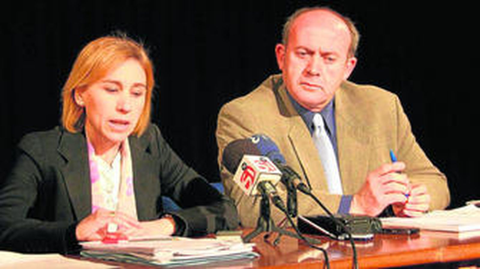 Maria José López (PSOE) y José Porcel (Indapa) durante una rueda conjunta sobre Las Salinas.