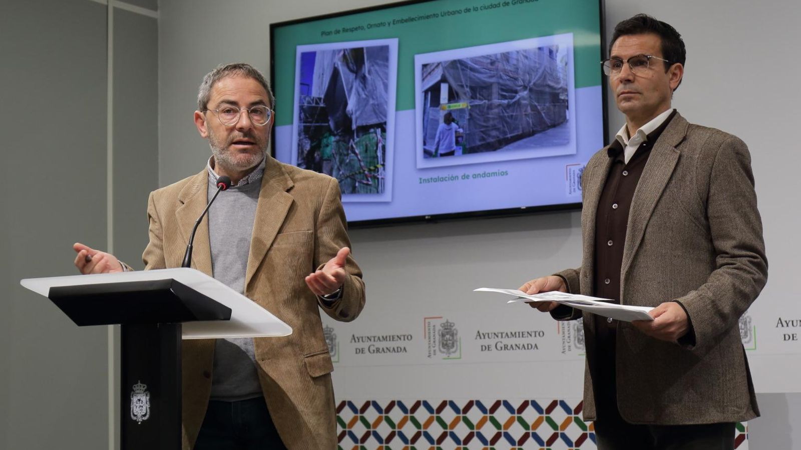 El alcalde de Granada y el concejal de Urbanismo, en la presentación del plan de embellecimiento.