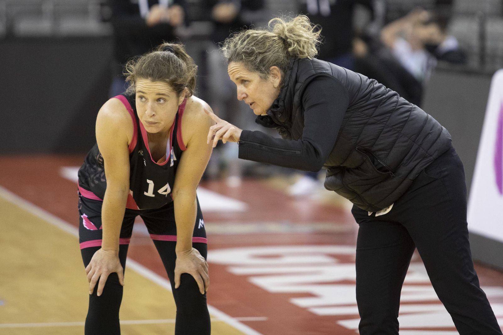 Maribel Piñar da instrucciones a Patricia Benet en el duelo ante el Joventut.
