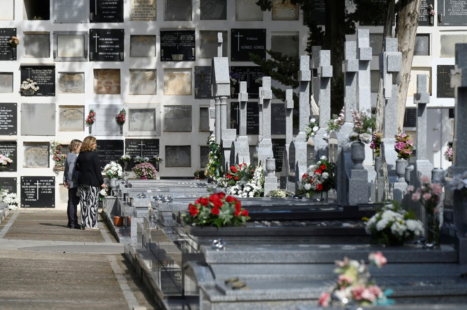 Las imágenes del Día de los Santos en los cementerios de Córdoba