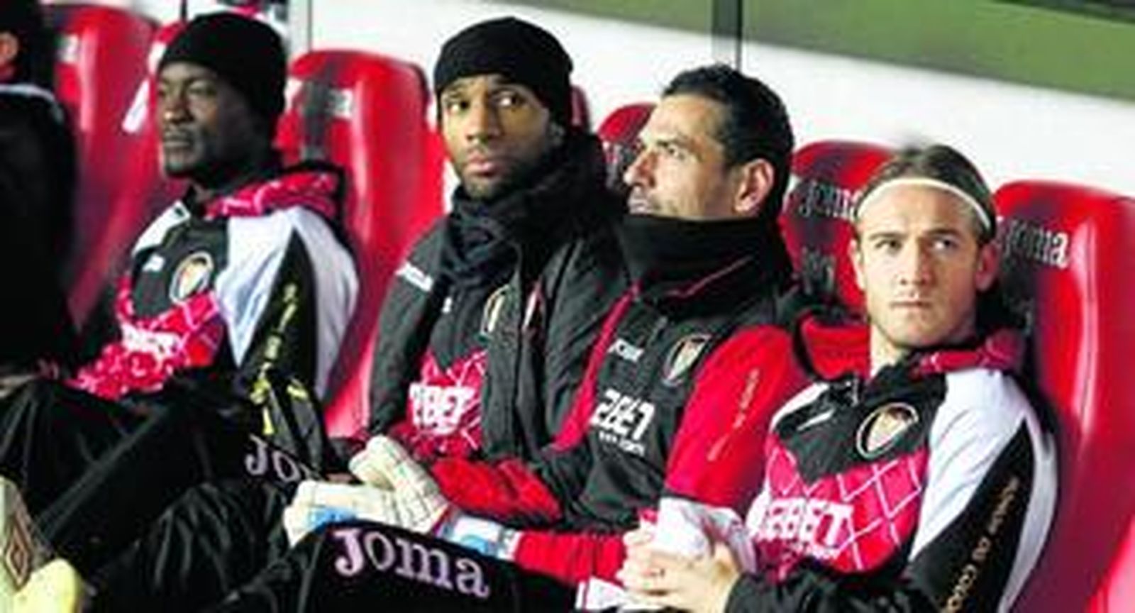 1. Kanoute y Palop, flanqueados por Zokora y Diego Capel, esperan sentados en el banquillo el comienzo del partido ante el Sporting. 2. Perotti, precisamente, se golpeó en uno de los banquillos, el del rival, al intentar cazar un balón que se fue finalmente por la línea de banda. 3. Enrique Castro, Quini, anota en la banda uno de los cambios de su equipo. El Brujo tuvo ayer múltiples recuerdos en el día que se cumplían 30 años de su secuestro.