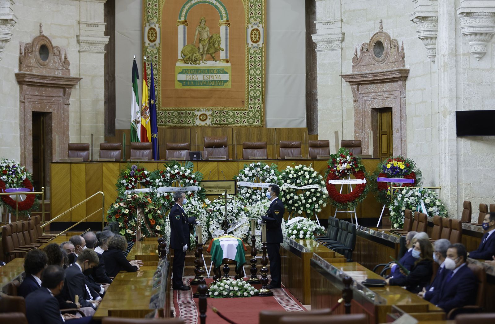 Las imágenes de la capilla ardiente de Manuel Clavero en el Parlamento de Andalucía