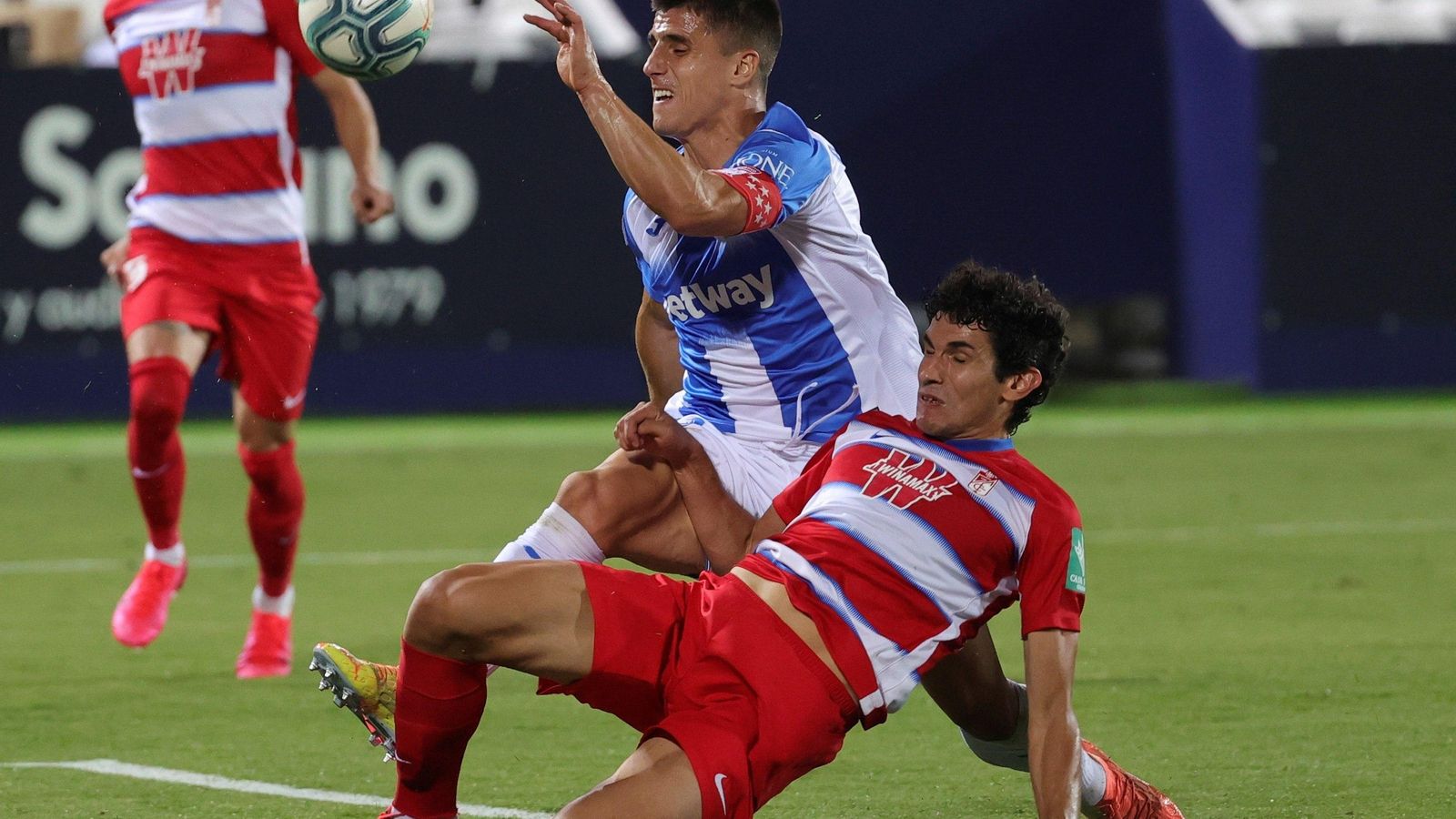 Vallejo despeja el cuero tras el rechace de Rui Silva en el penalti tirado por Guerrero.