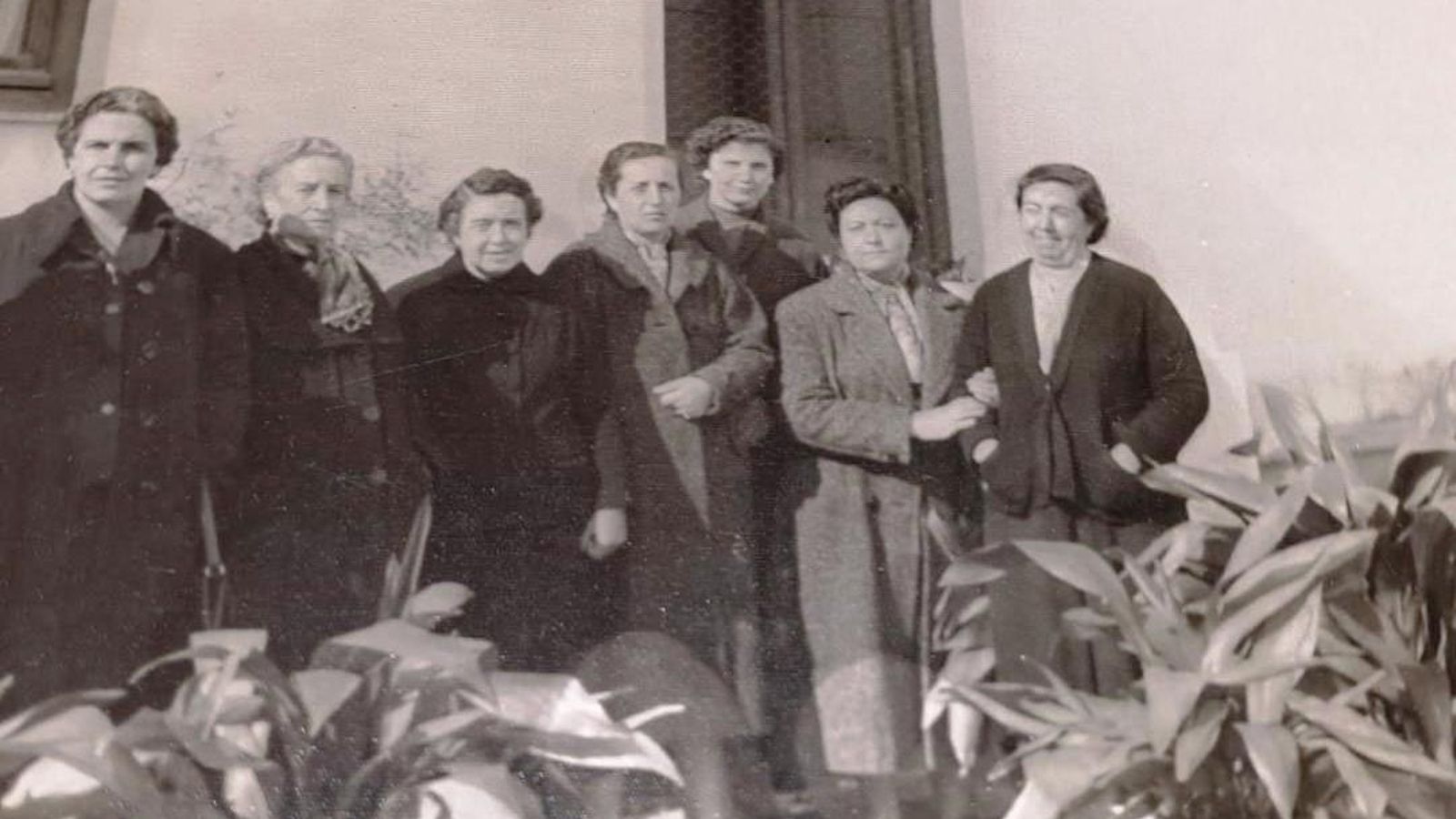 Amalia, con sus compañeras de la escuela. Amalia, con sus compañeras de la escuela.