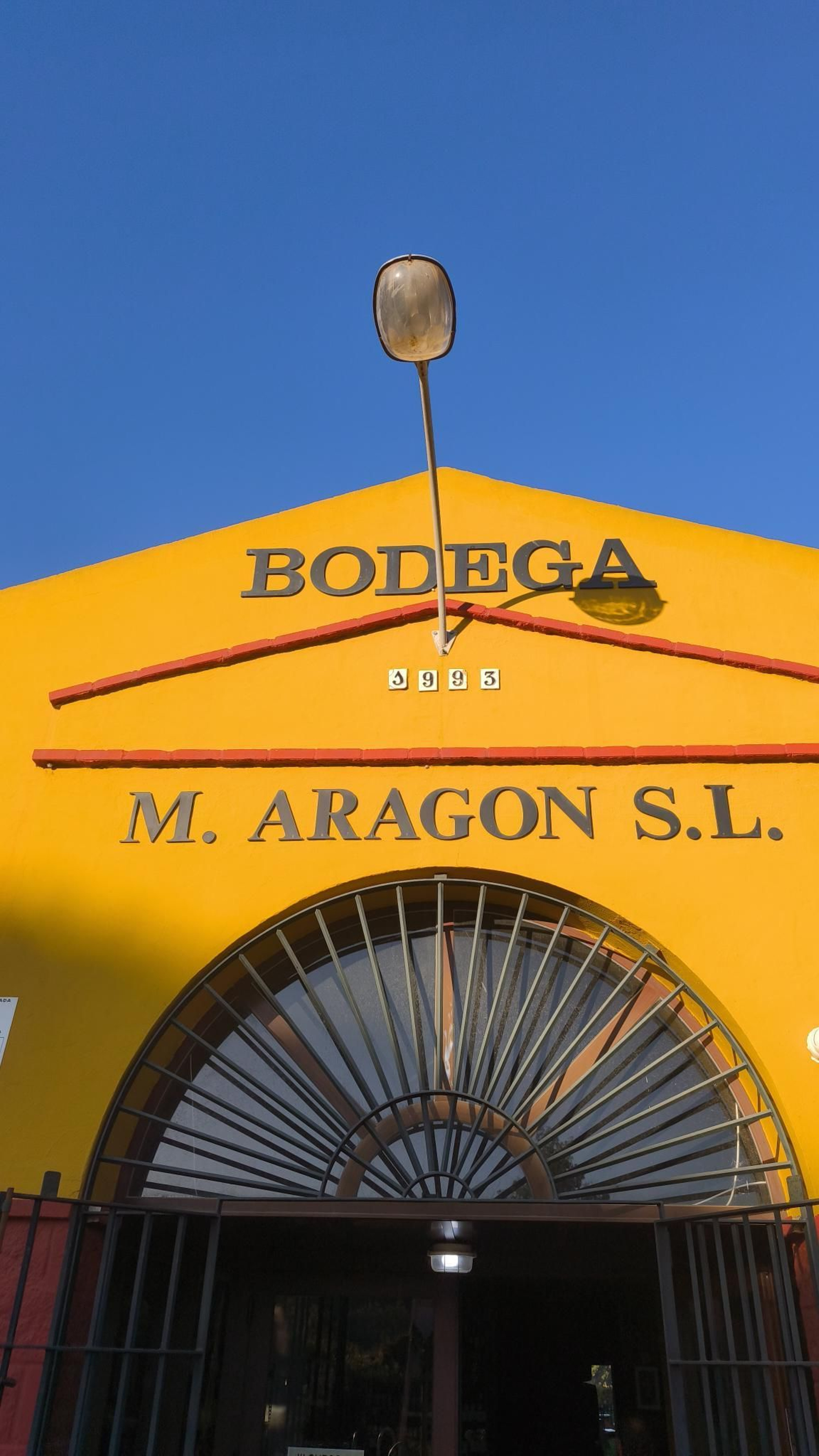 Fachada de las bodegas.