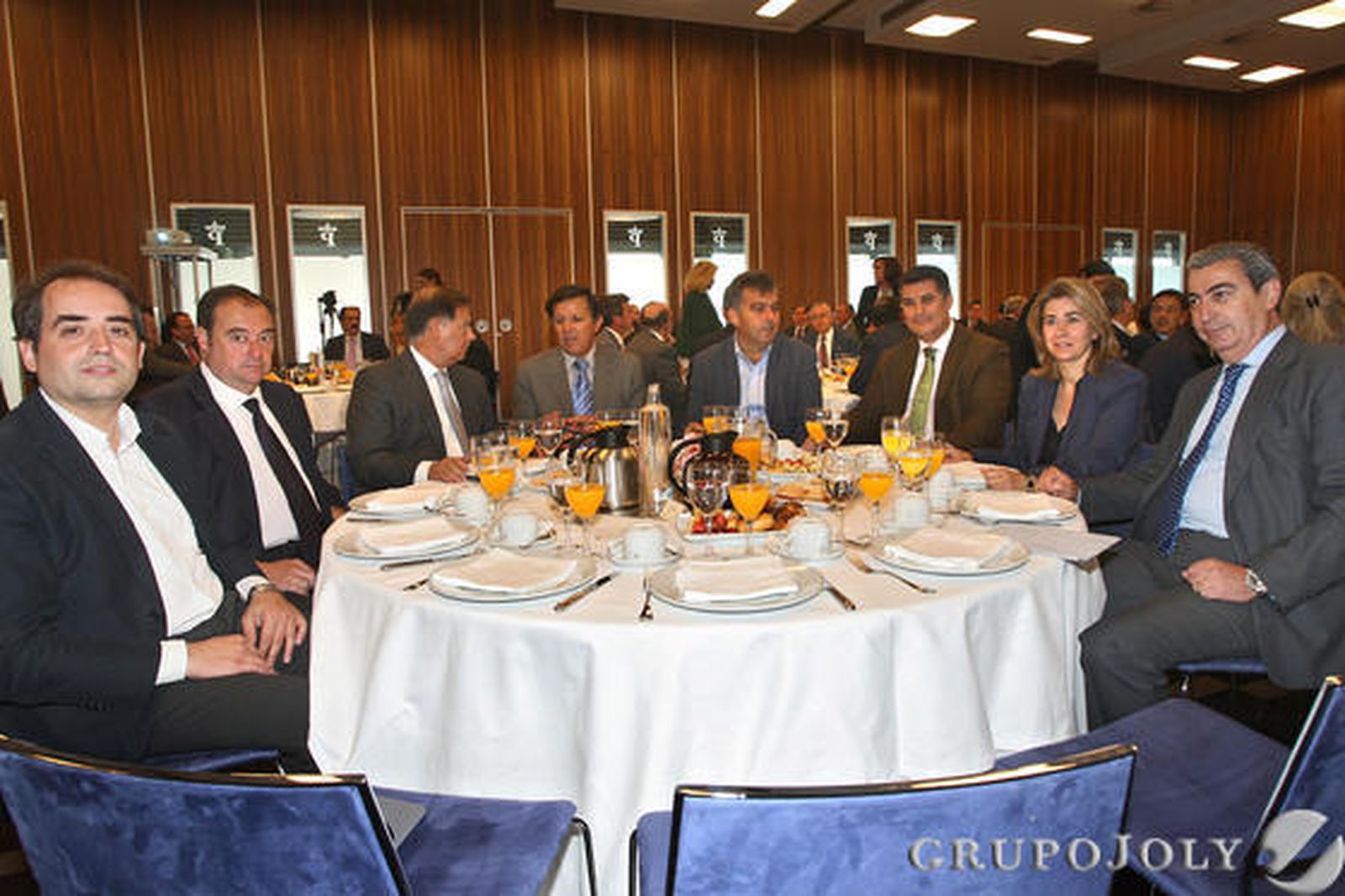 Antonio Saldaña (Ayto. Jerez), Tomás Valiente (Grupo Joly), José Manuel Pascual (Clínicas Pascual), José Luis Blanco (Autoridad Portuaria), Manuel Cárdenas (Junta de Andalucía), Ignacio Romaní(Ayto. Cádiz), María Teresa Ruiz-Sillero (Parlamento andaluz) y Luis Odriozola (Dtor. Comercial Territorial BBVA).

Foto: Joaquín Pino