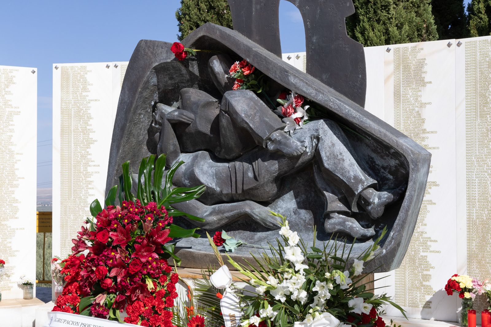 Día de Los Santos en el cementerio de San Fernando y San Eufrasio de Jaén, en imágenes