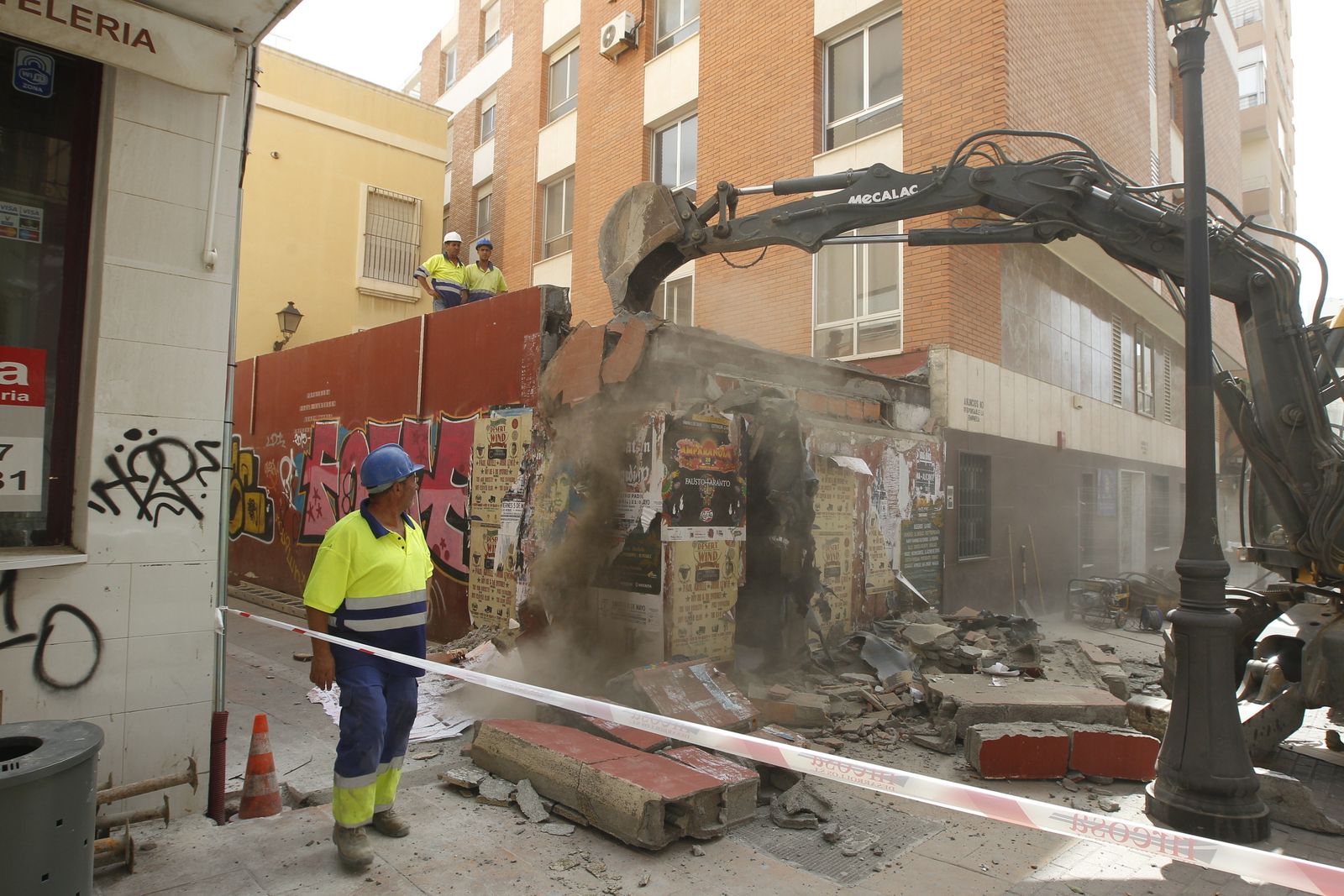 Trabajos de derribo de un edificio residual entre las calles Trajano y Dalia de la capital.