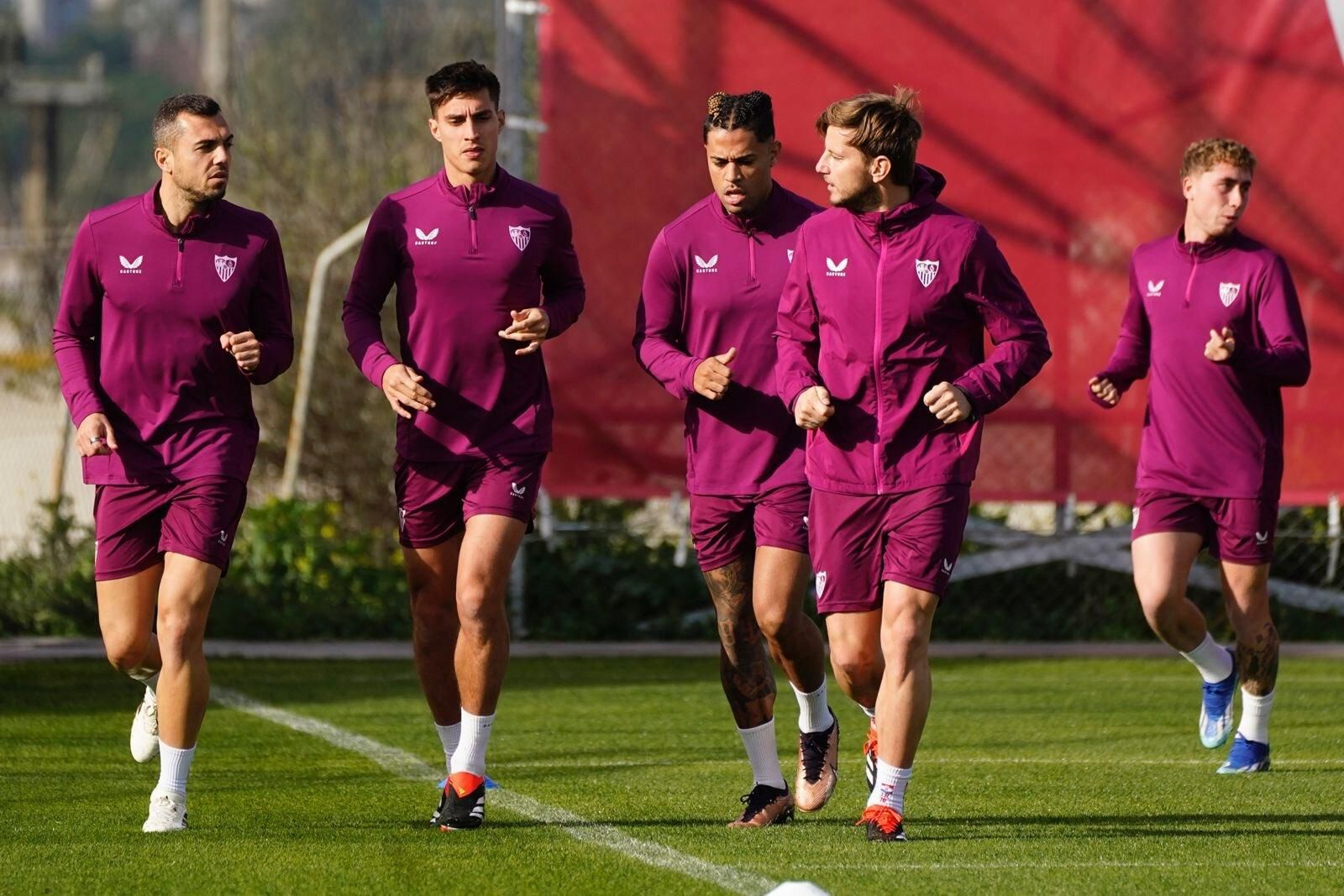 Joan Jordán, Gattoni, Mariano, Rakitic y Darío, en el entrenamiento del Sevilla.
