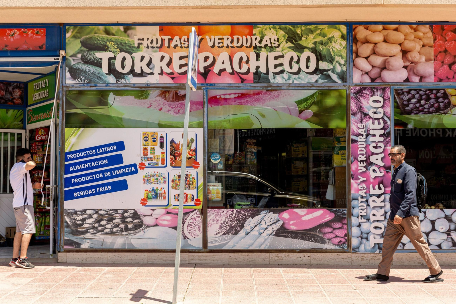 Una persona camina ante un comercio en Torre Pacheco (Murcia).