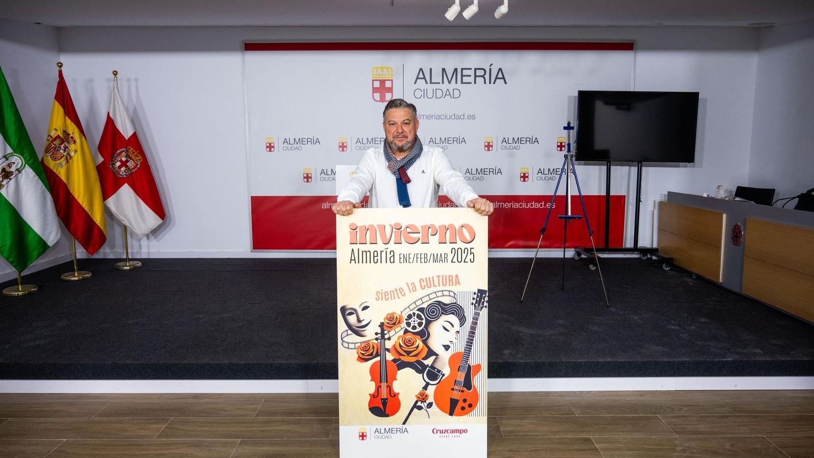 El concejal Diego Cruz presentando la programación cultural de invierno.