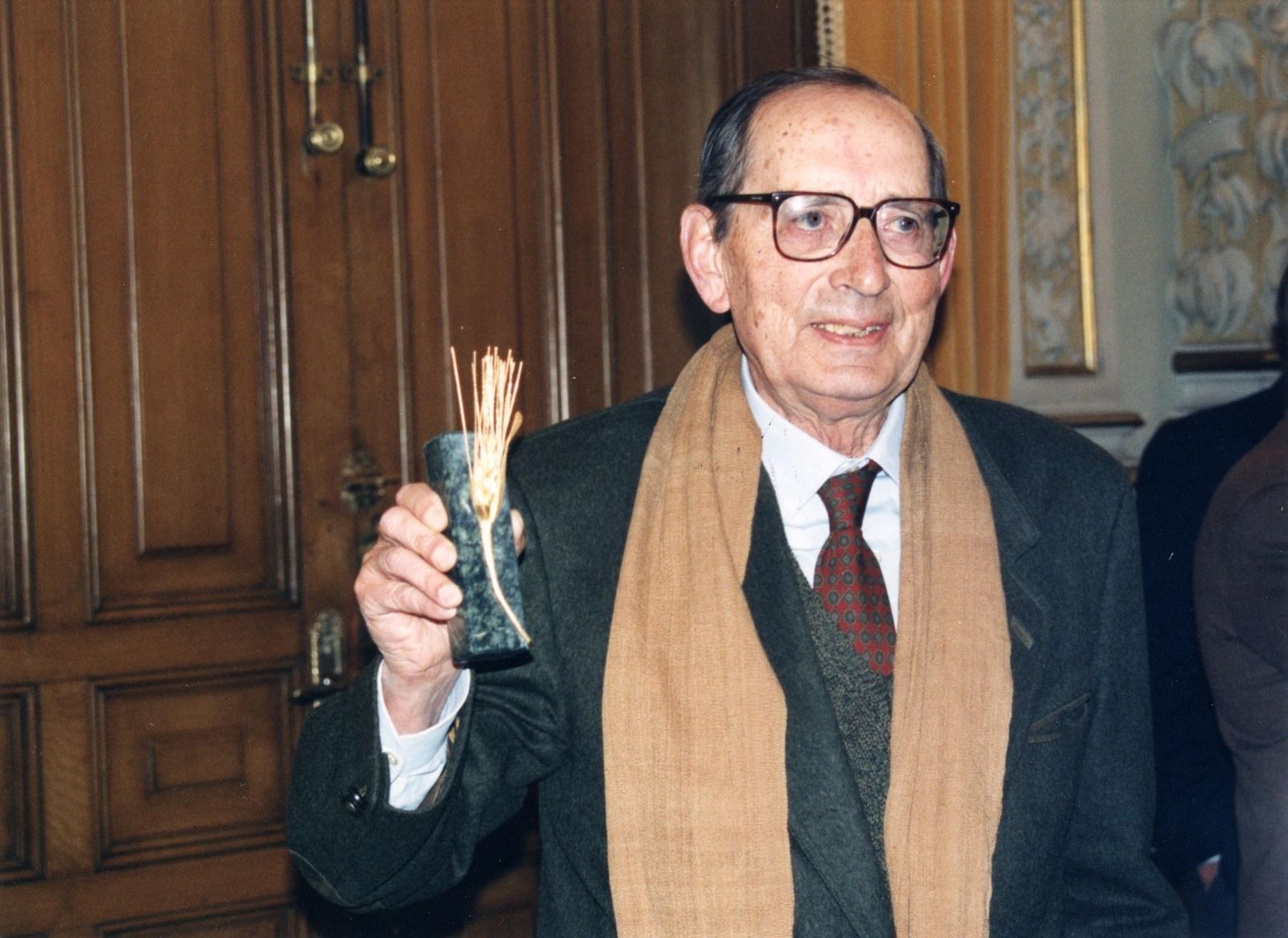 Miguel Delibes con la Espiga de Oro que le concedió la Seminci de Valladolid.