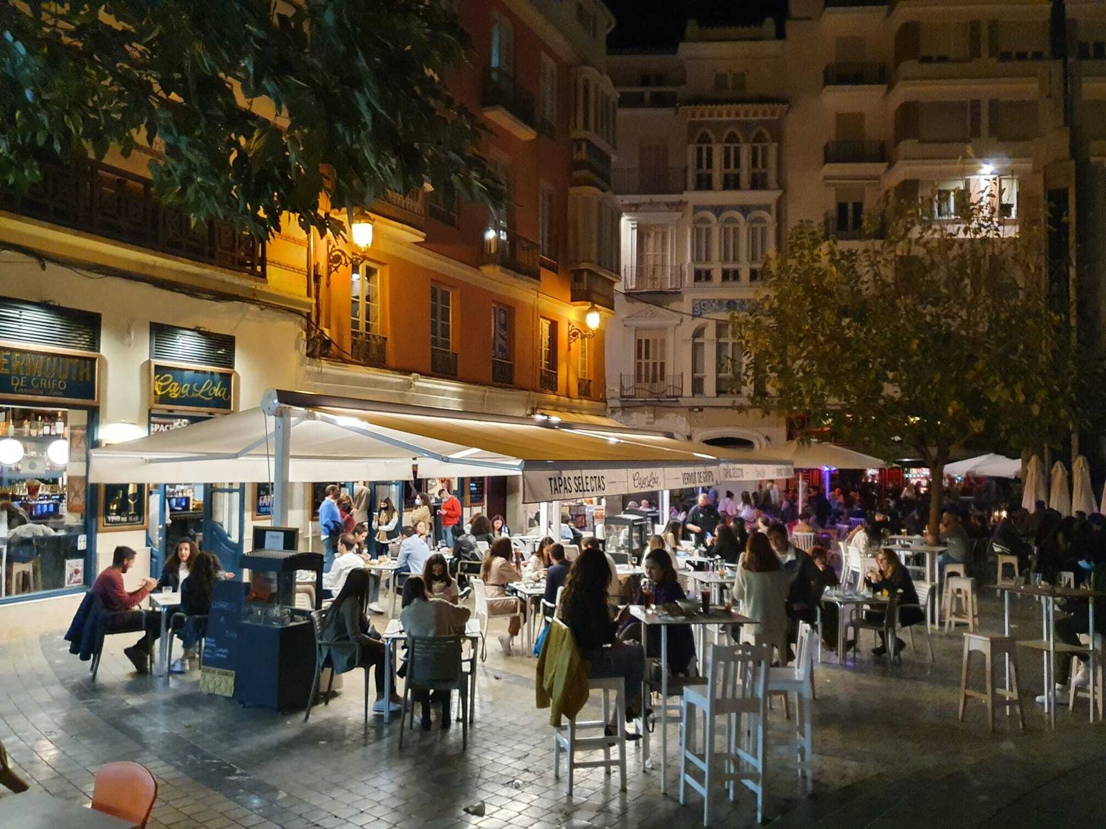 Fotos del 'lleno' en el Centro de Málaga, que apura el toque de queda