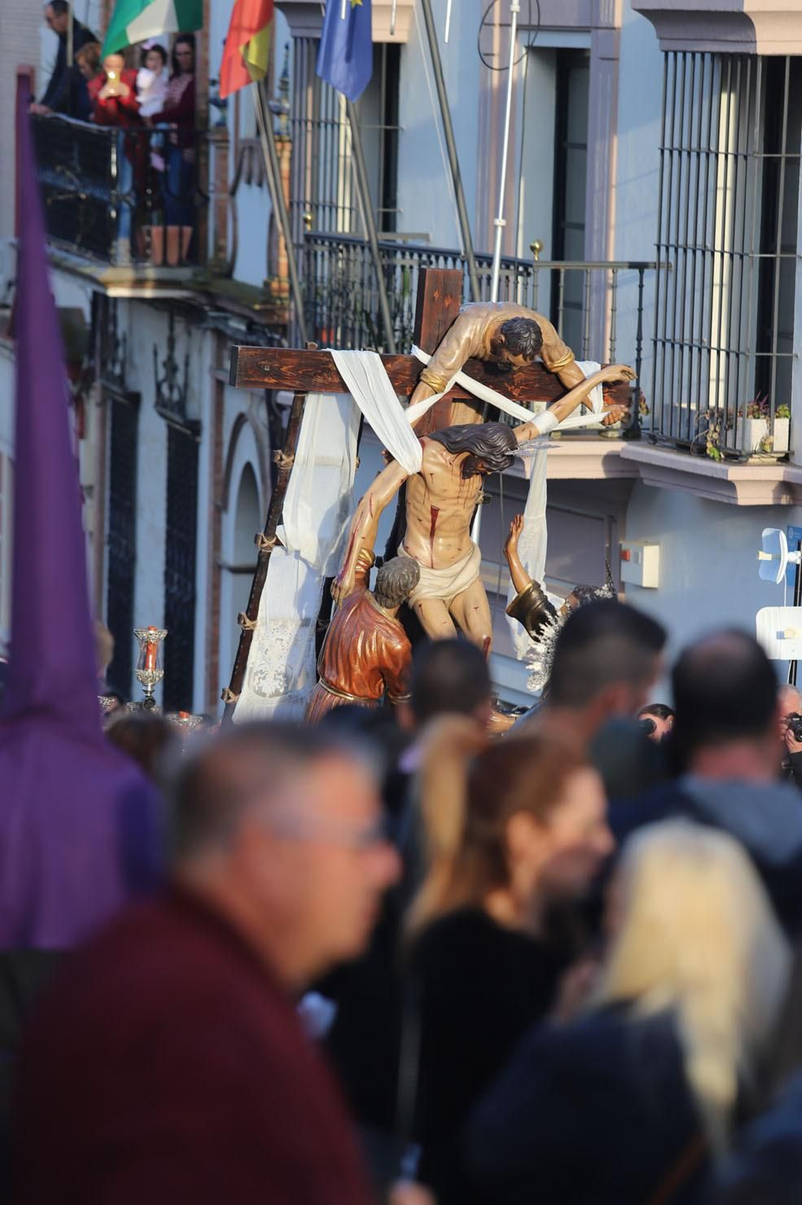 Imágenes de la procesión del Descendimiento por las  calles de Huelva