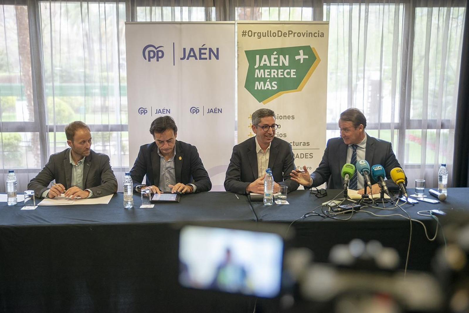 Representantes de Jaén Merece Más y PP en la rueda de prensa.