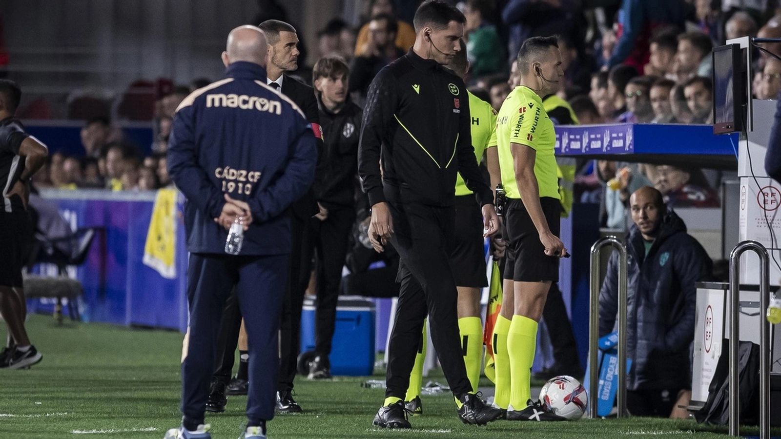 Pérez Hernández revisa en el monitor en el Huesca-Cádiz de la primera vuelta.