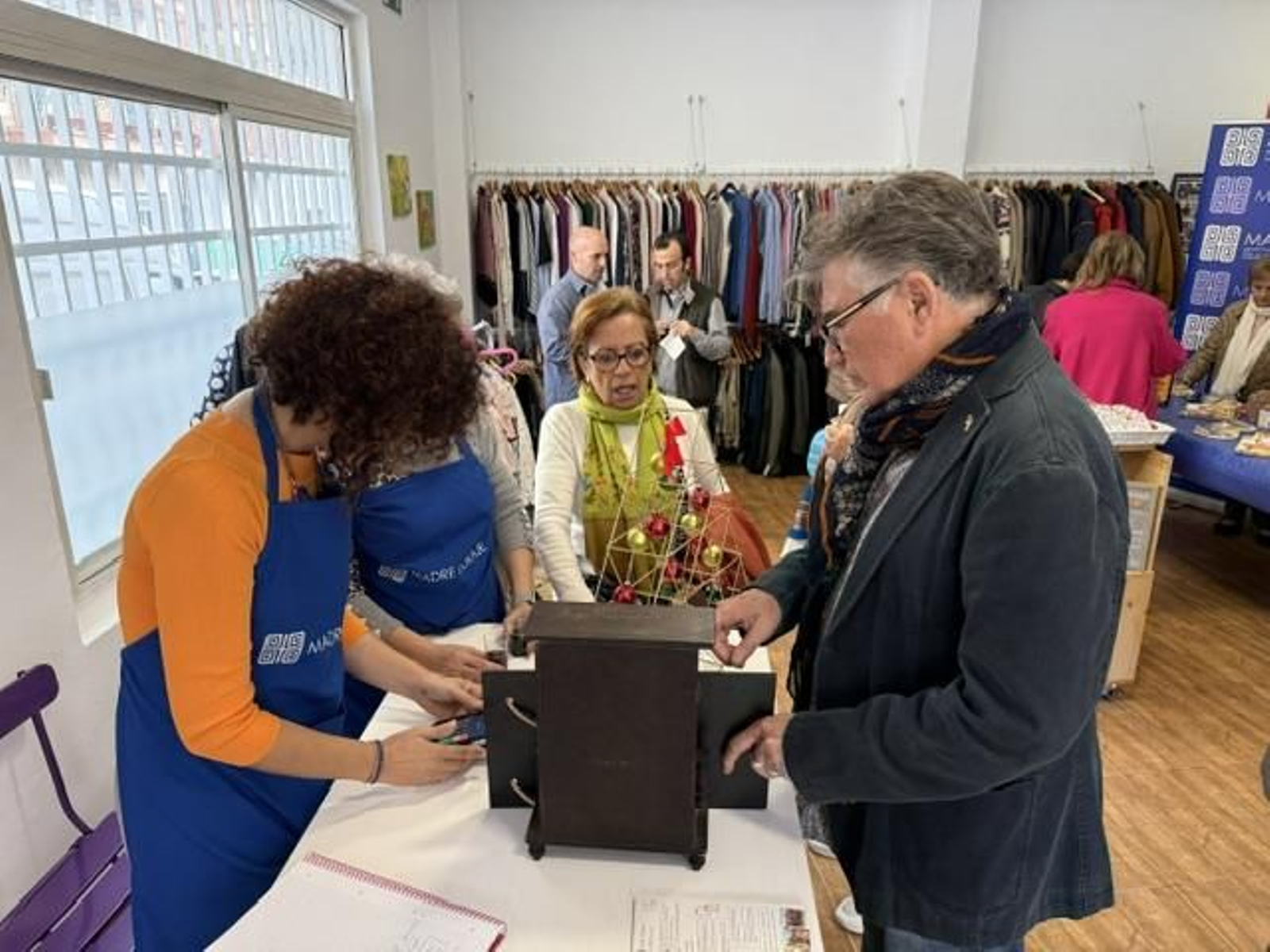 Inauguración de la tienda de Madre Coraje en la calle Puebla de Guzmán.