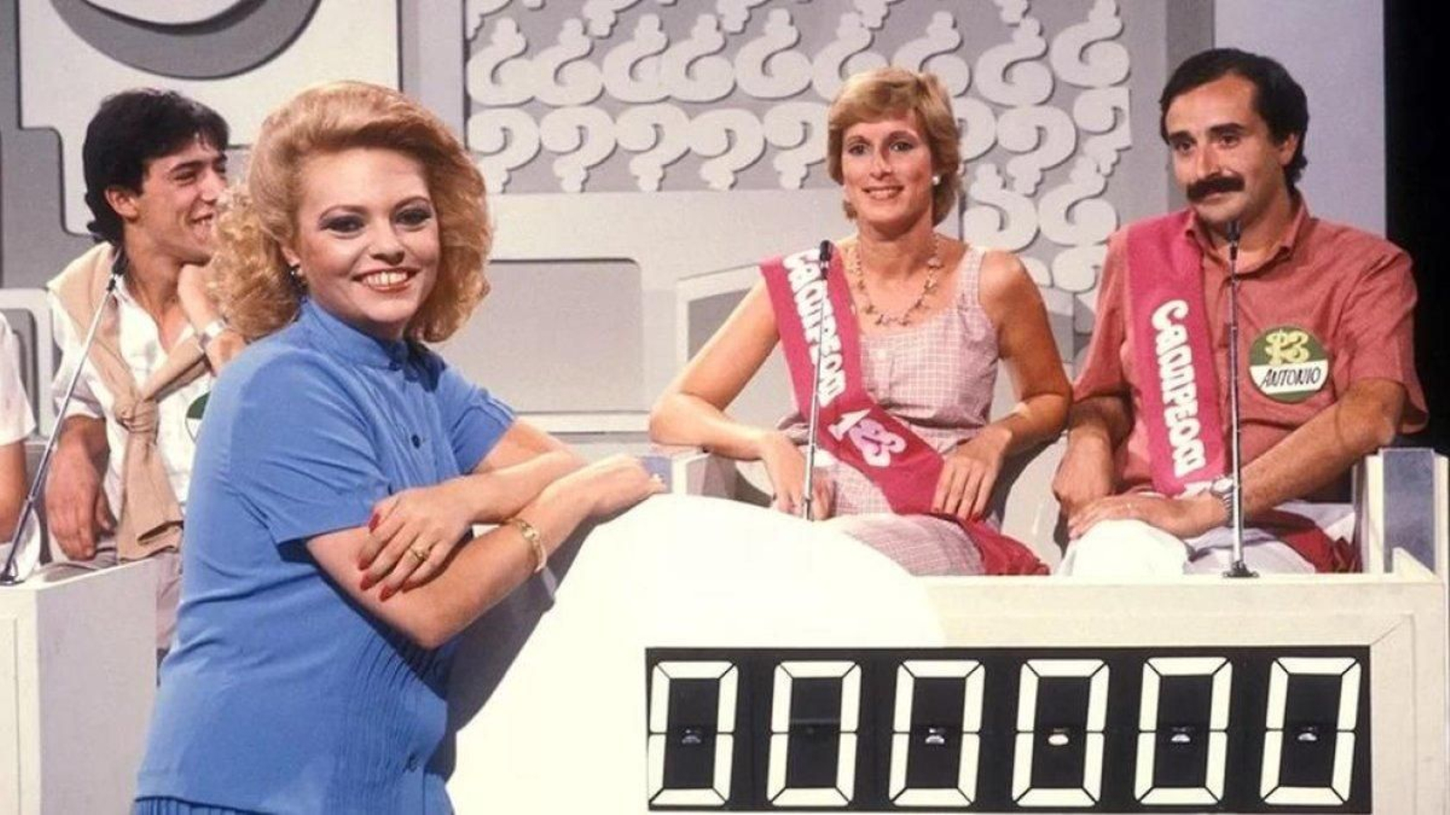 Mayra Gómez Kemp, presentadora del 'Un, dos, tres' a lo largo de los años 80 con unos concursantes