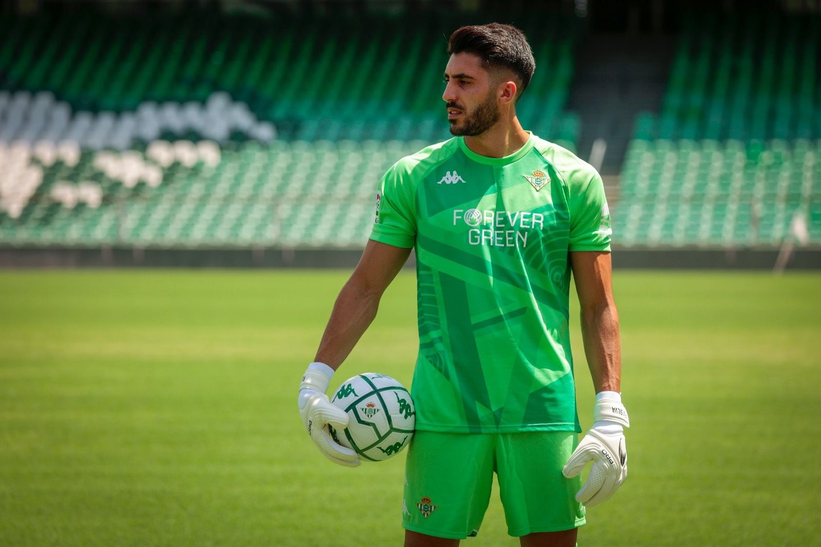 Rui Silva posa en el césped del Villamarín.