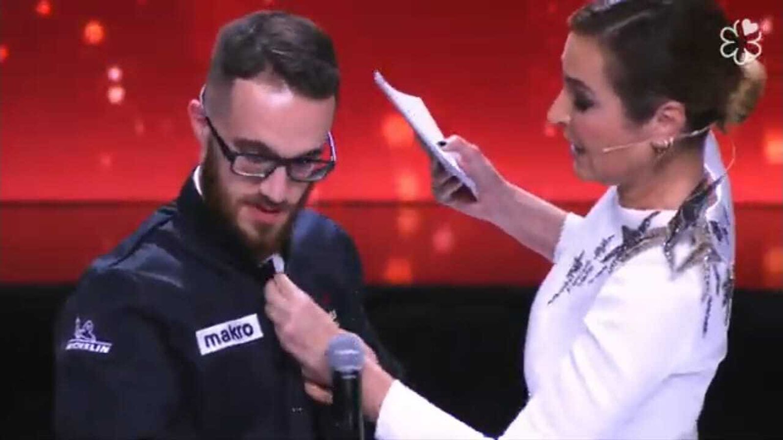 Ana Milán pone la chaquetilla a Chacinero durante la gala.