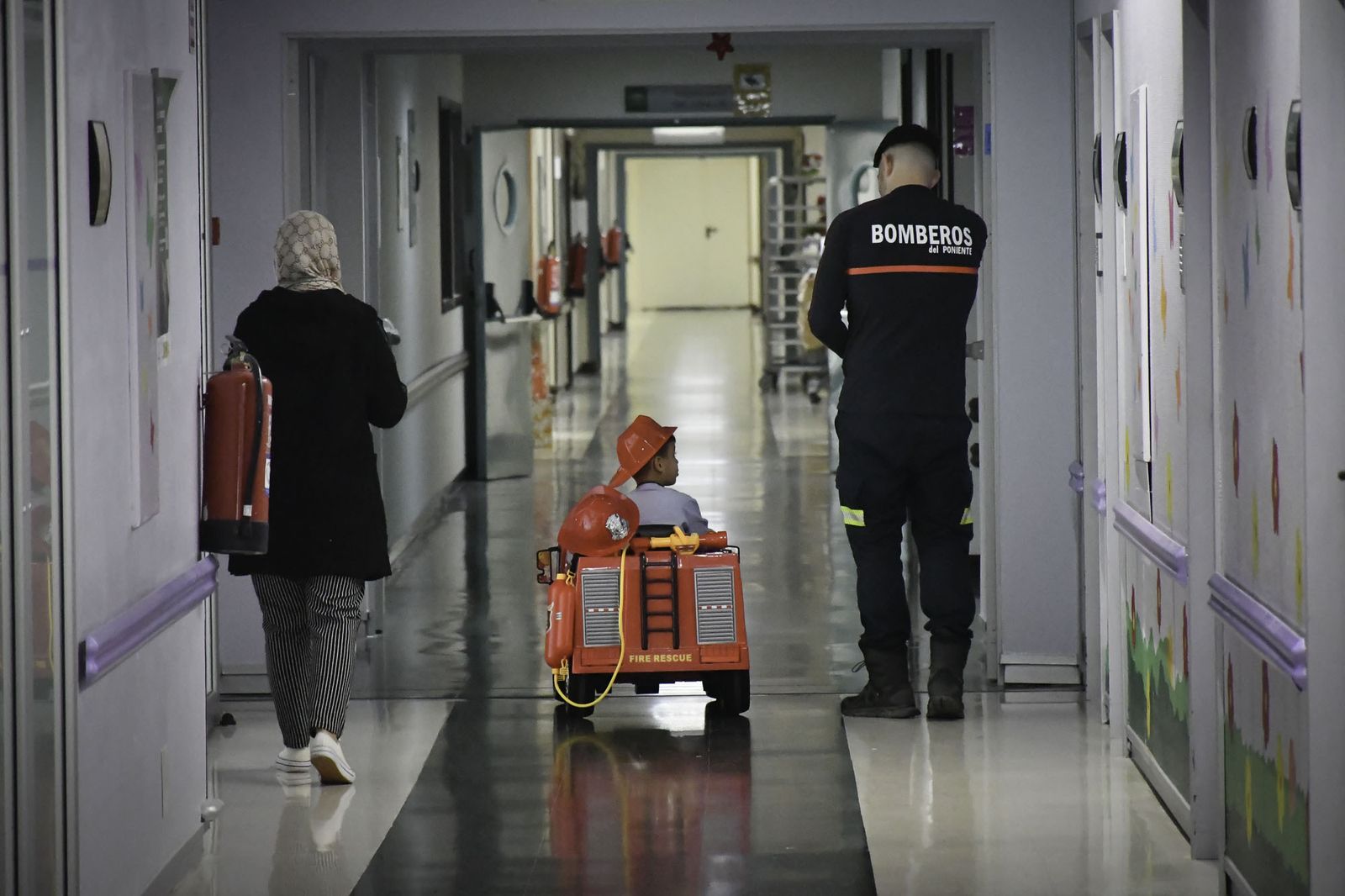 Tres camiones de bomberos para ilusionar a los niños hospitalizados