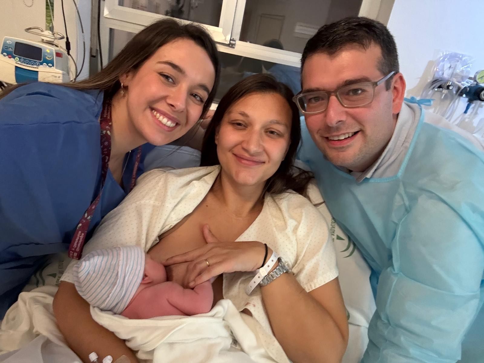 Aurora y Rafael posan con su hija Elena.