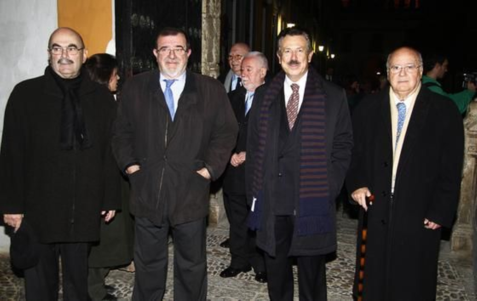 Alfonso Jiménez, maestro mayor de la Catedral; José Rodríguez de la Borbolla, ex presidente de la Junta de Andalucía; el empresario Antonio Morera Vallejo y el periodista Nicolás Salas. 

Foto: Antonio Pizarro / Juan Carlos Vázquez / Victoria Hidalgo / Manuel Gómez