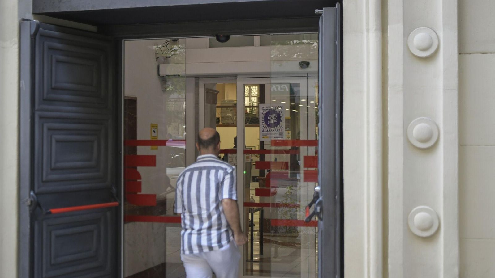 Oficina de la sede de la Seguridad Social en Granada, a la que accede un hombre