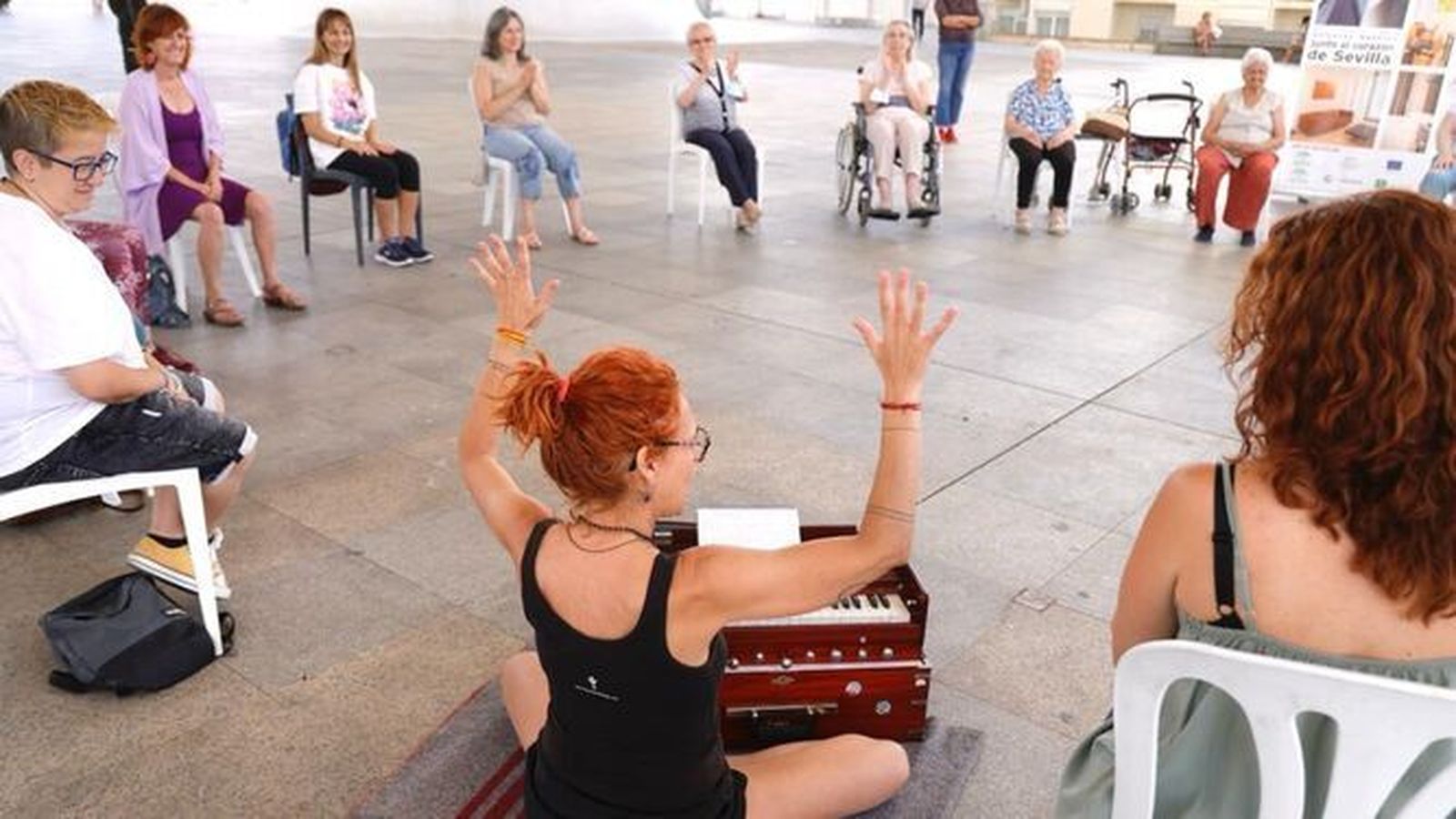 Vista general de la clase de Yoga en la que han participado los mayores de la residencia Gerón de Sevilla en las 'setas'.