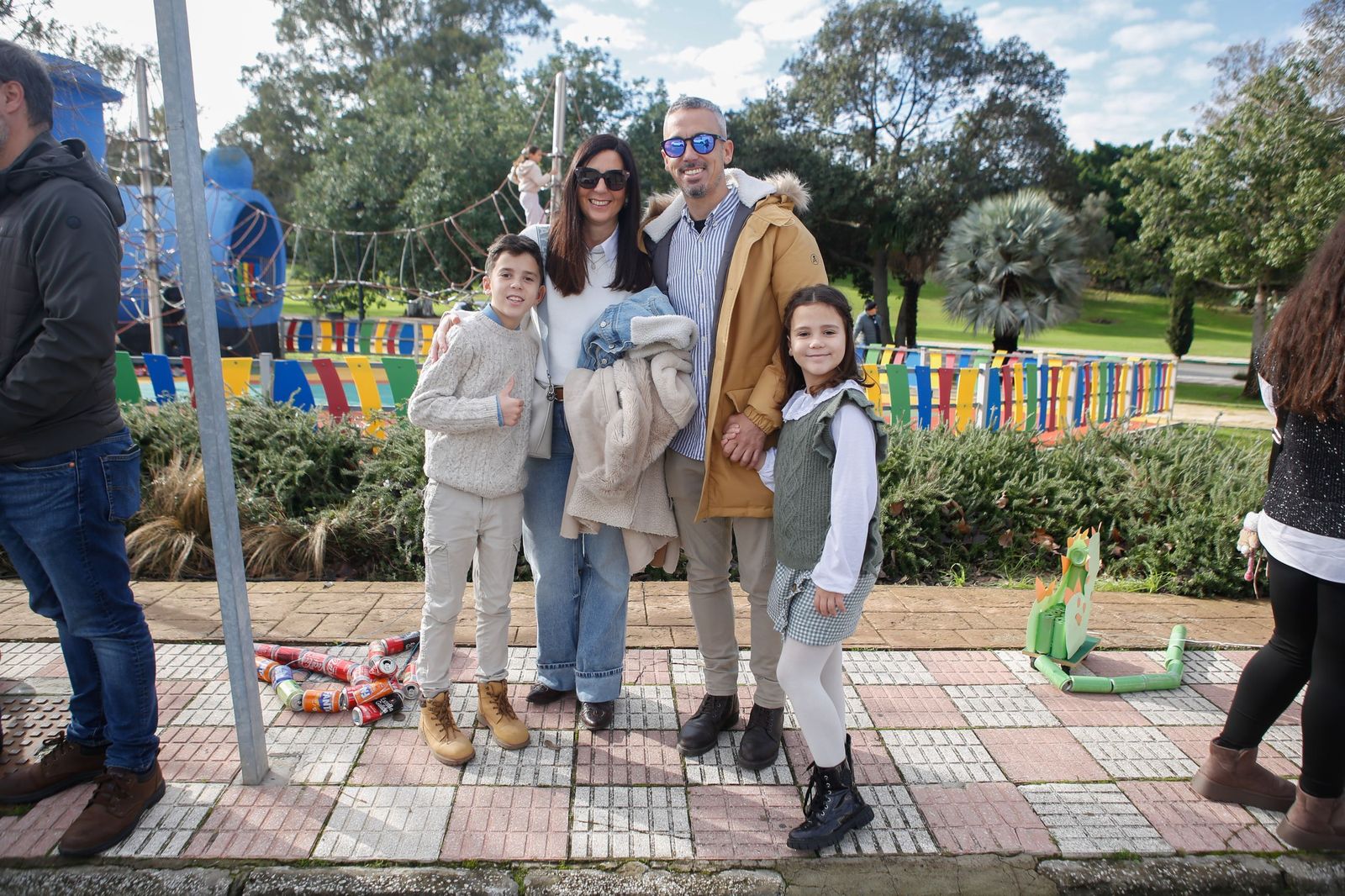 Búscate en las fotos del arrastre de latas 2026 en Los Barrios