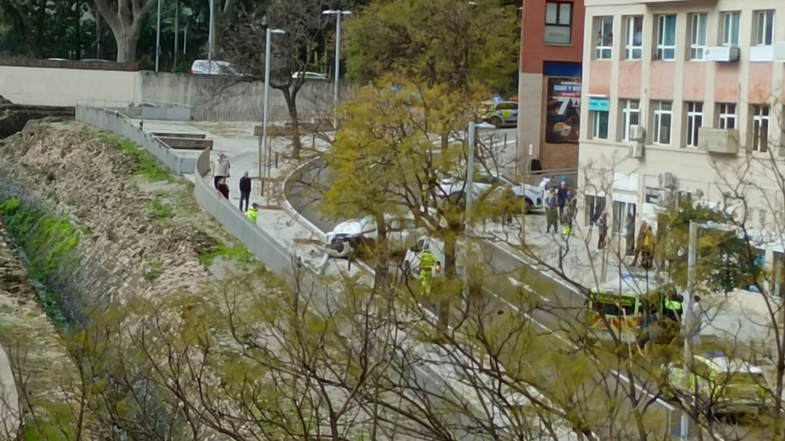 Un coche se salió de la vía en la calle Fuerte Santiago y colisionó contra una farola.