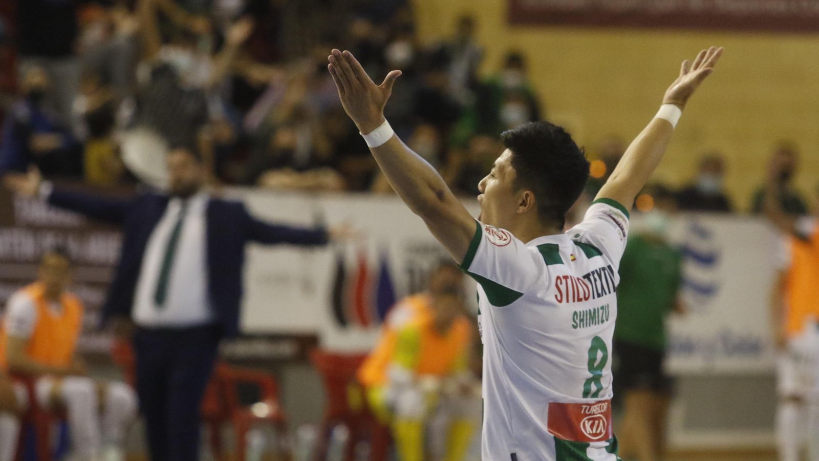 Shimizu protesta una decisión arbitral.