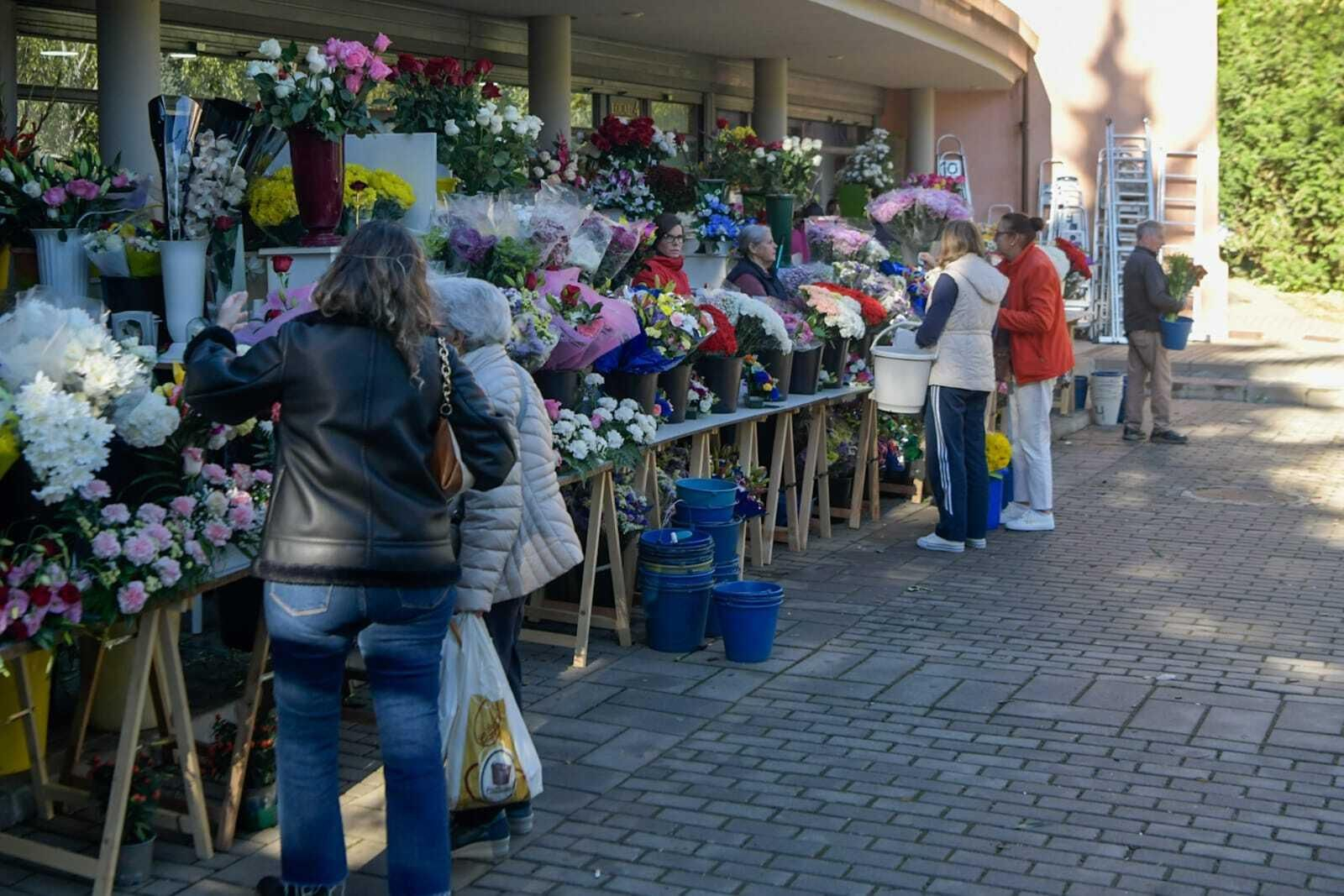 Las imágenes del Día de Todos los Santos en el cementerio de Granada