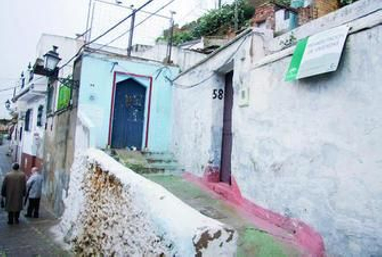 Una de las viviendas que tienen colgado ya el cartel del plan de rehabilitación de la Junta.