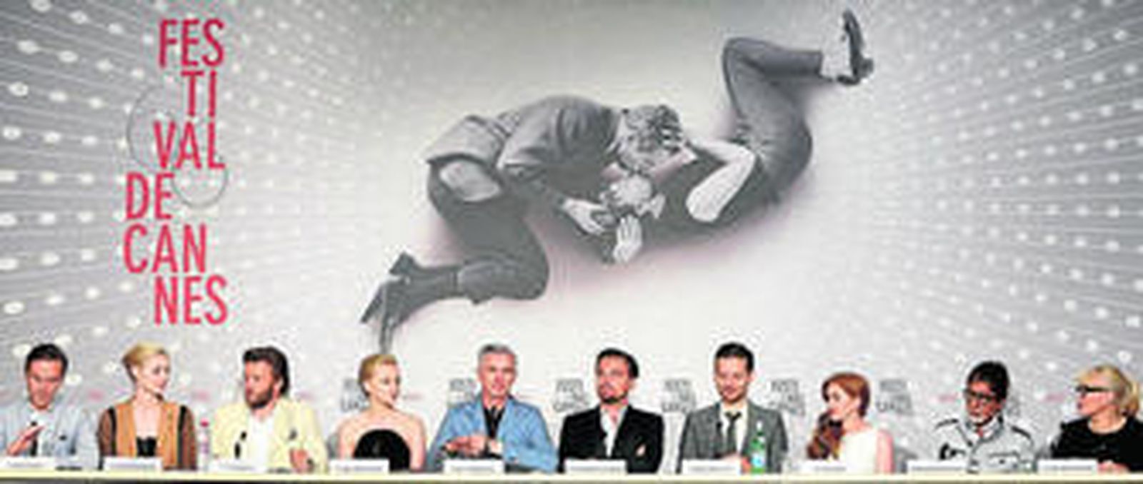 El equipo artístico de 'El gran Gatsby', con Luhrmann, DiCaprio, Mulligan y Tobey Maguire en el centro, ayer durante su rueda de prensa en Cannes.