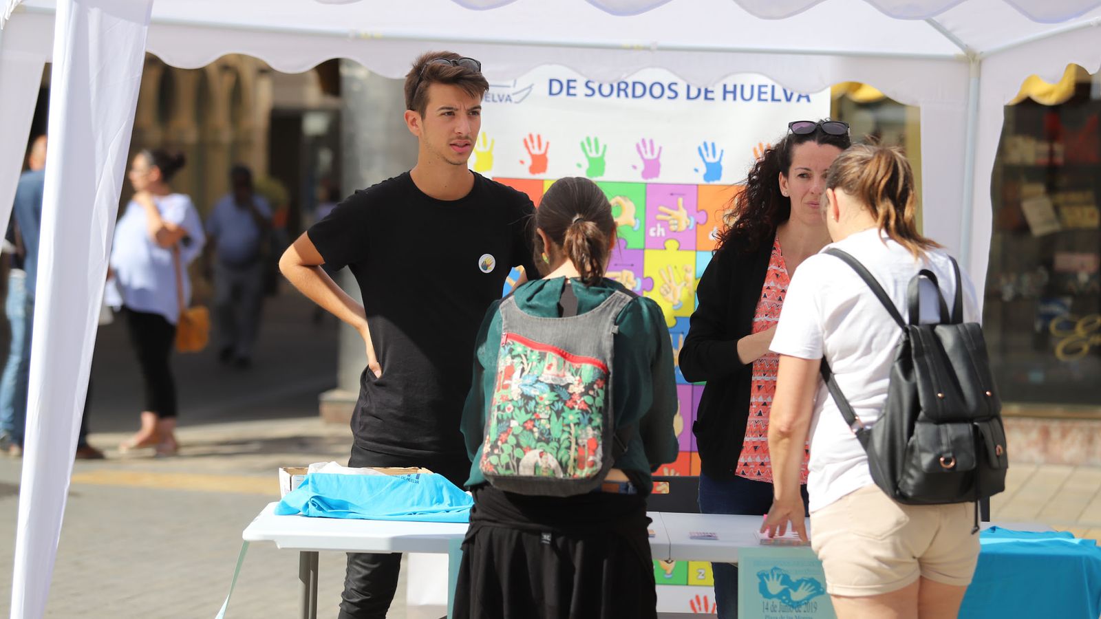 Mesa informativa de la asociación, ayer en la Plaza de las Monjas.