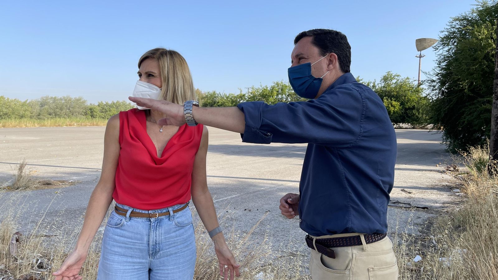 El portavoz del PP municipal, Juan de la Rosa, junto a la concejala Ana Jáuregui, en los suelos de Cartuja que no pueden acoger el aparcamiento.