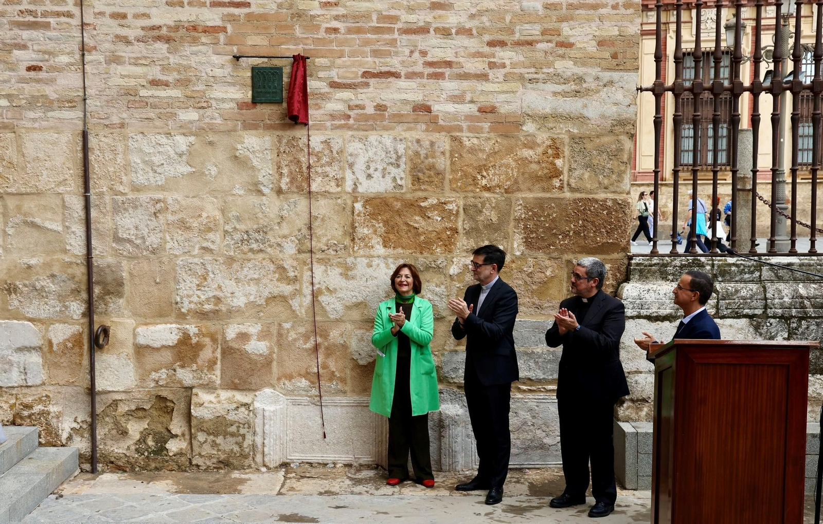 Araceli Pereda, Francisco Ortiz, Francisco Román y Eduardo Martínez tras desubrir la placa.