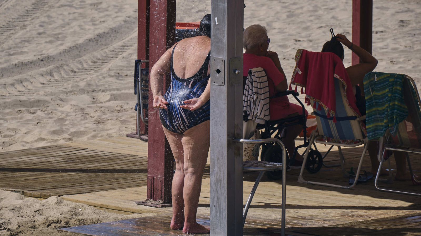 Una usuaria hace uso de la ducha en el módulo para personas con movilidad reducida, que si mantiene el suministro de agua.