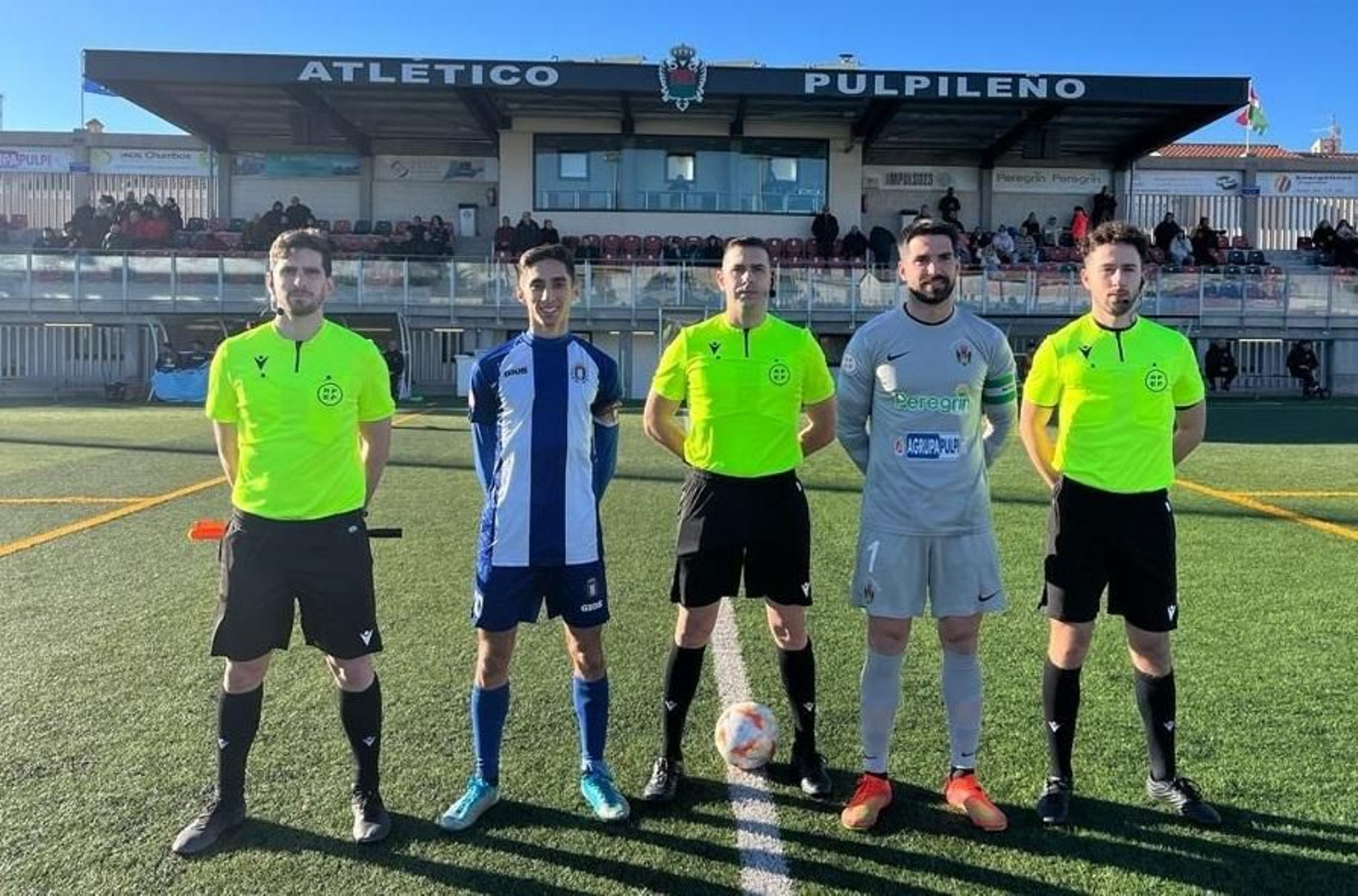 Los dos capitanes y el trío arbitral, antes del partido.