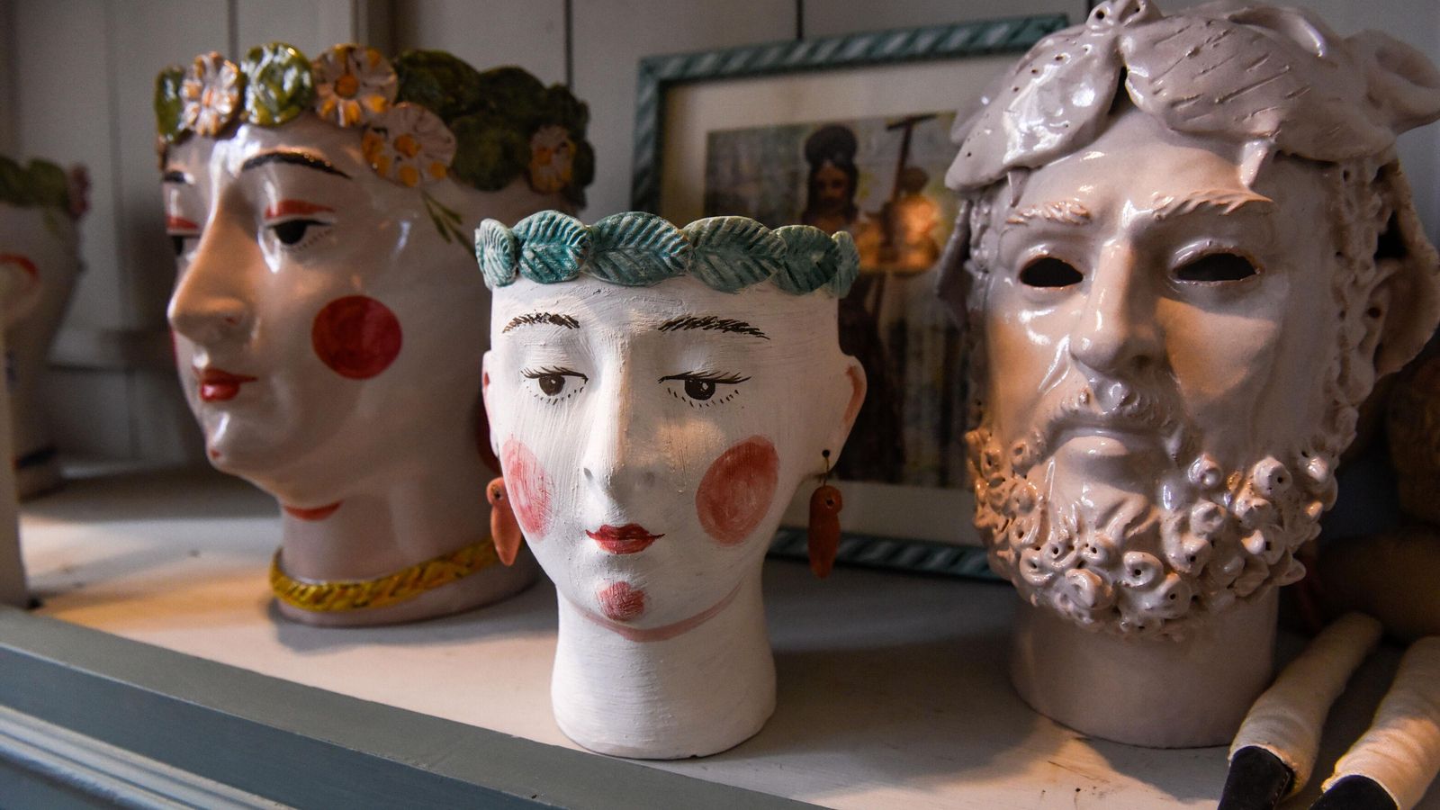 Varias cabezas recipiente de cerámica, en el taller del dúo artístico.