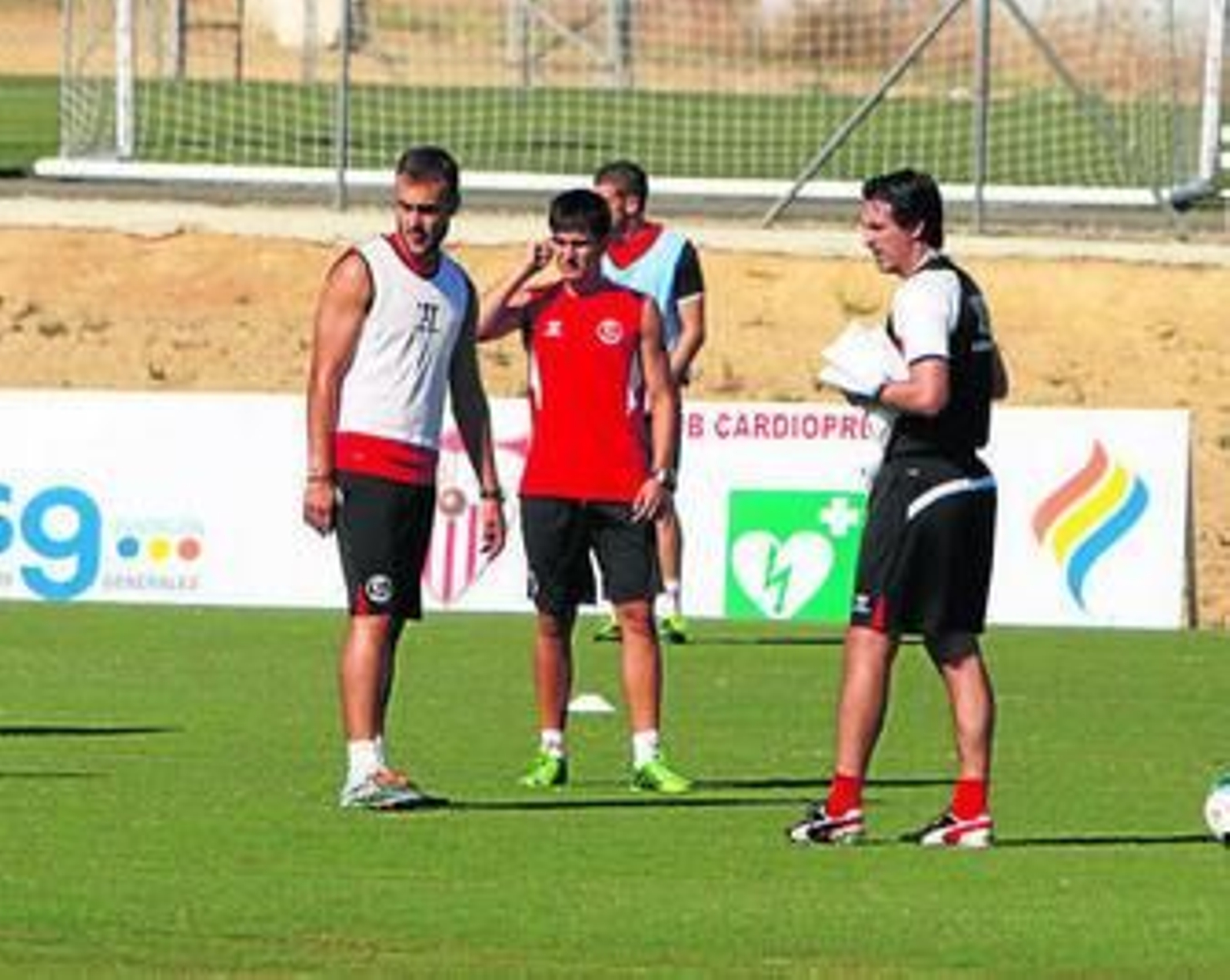 Emery dialoga con sus jugadores en el entrenamiento de ayer.