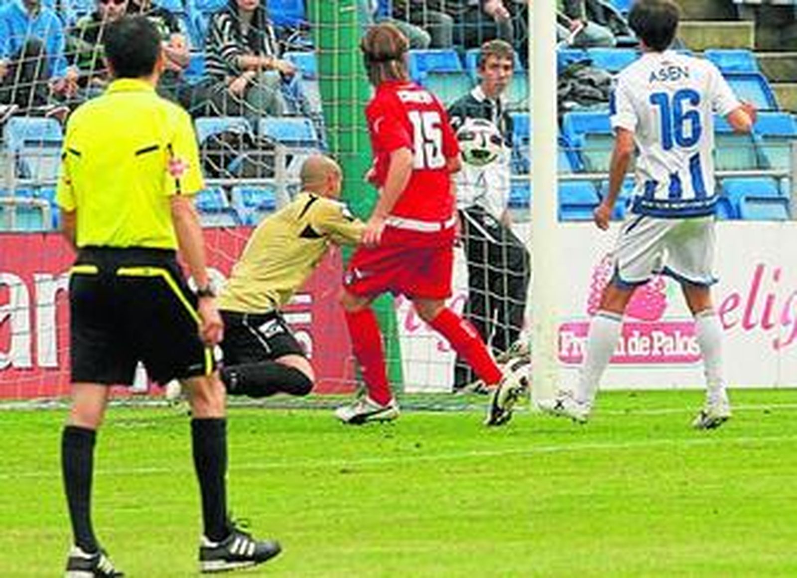 Cordero observa cómo, tras su remate, el balón se cuela en la portería defendida por Fabricio.