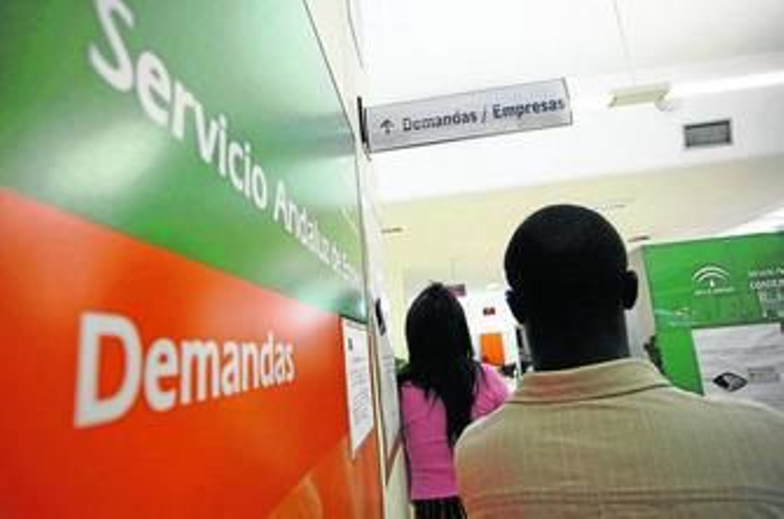 Un inmigrante hace cola en una oficina del Servicio Andaluz de Empleo.