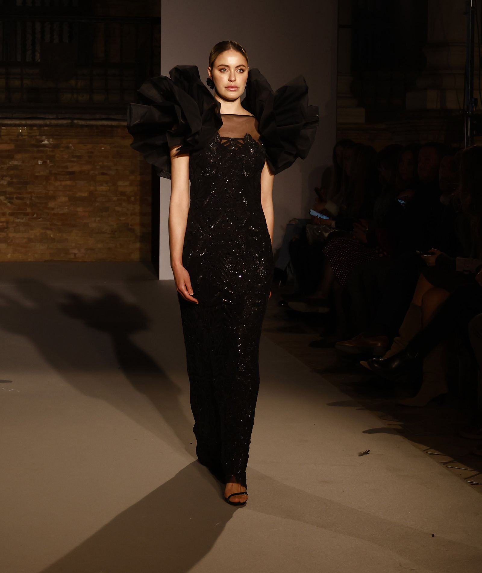 Las tendencias en vestidos de novia e invitada de la pasarela SIQ, en fotos