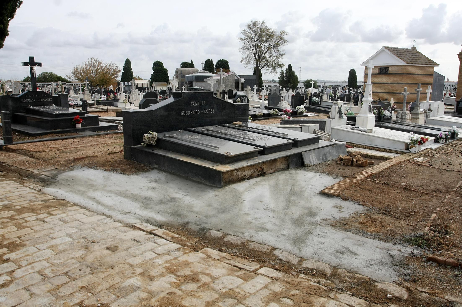 Imágenes del ambiente en el cementerio La Soledad, Huelva