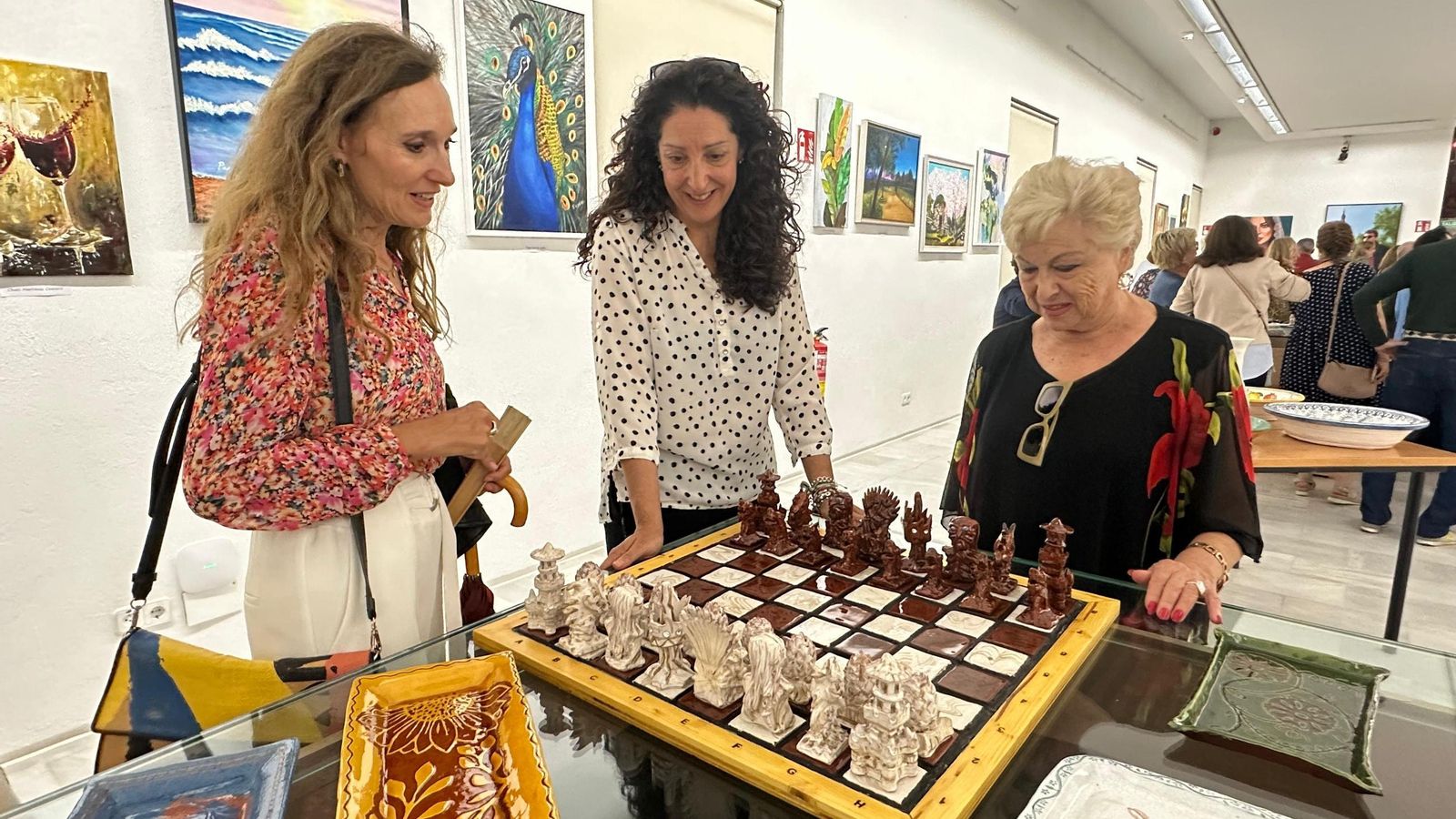 Ana Mata observa una de las obras de la muestra.